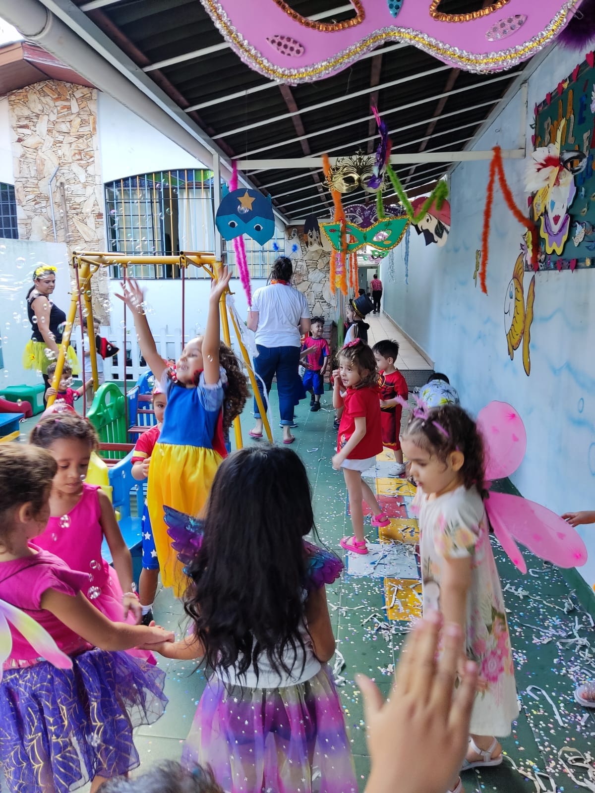 Crianças brincando em um evento escolar