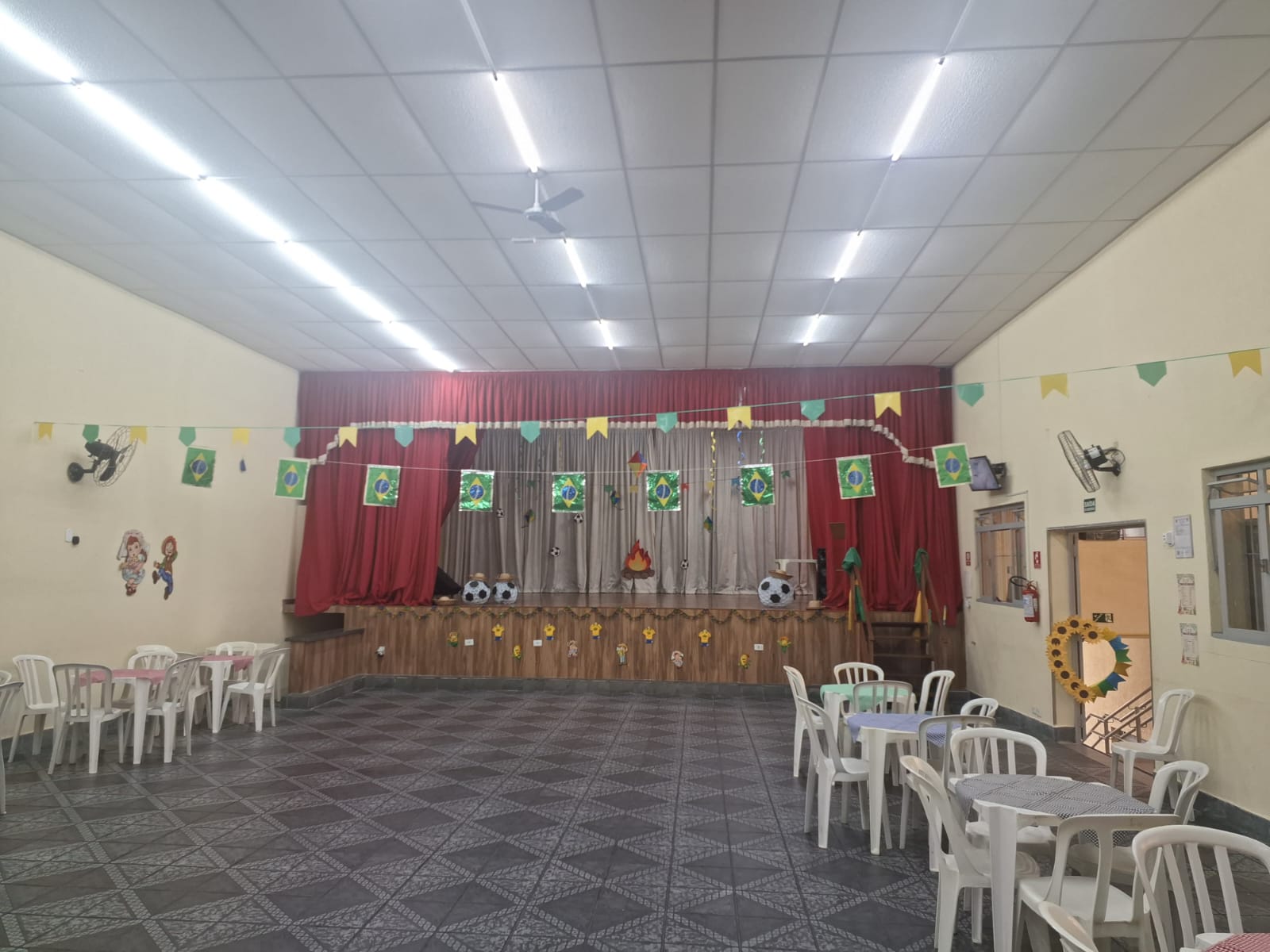 Salão decorado para uma apresentação escolar