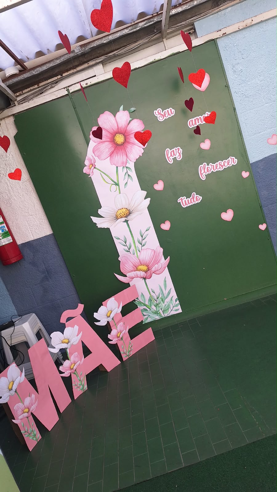 Painel decorativo com flores e corações