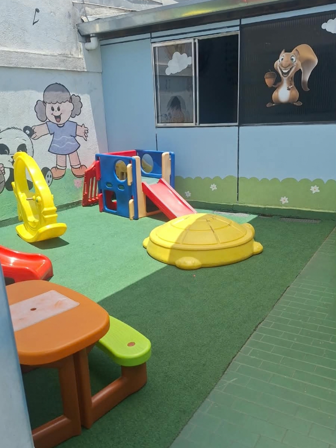 Área externa com brinquedos