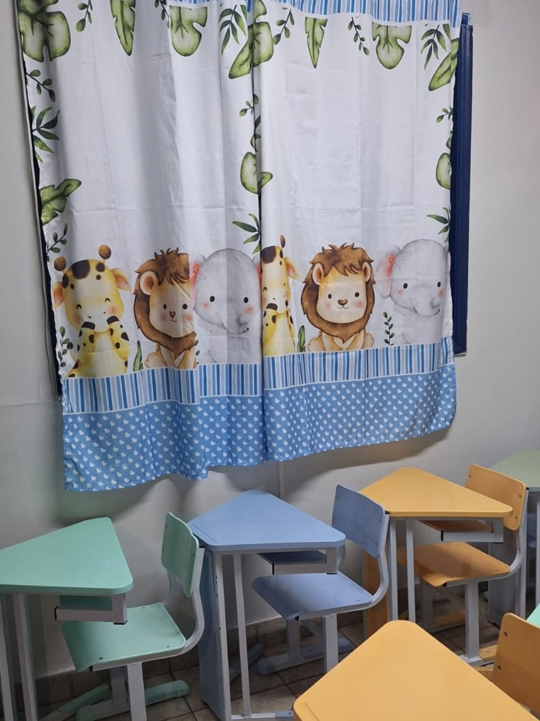 Sala com mesas e cortina infantil