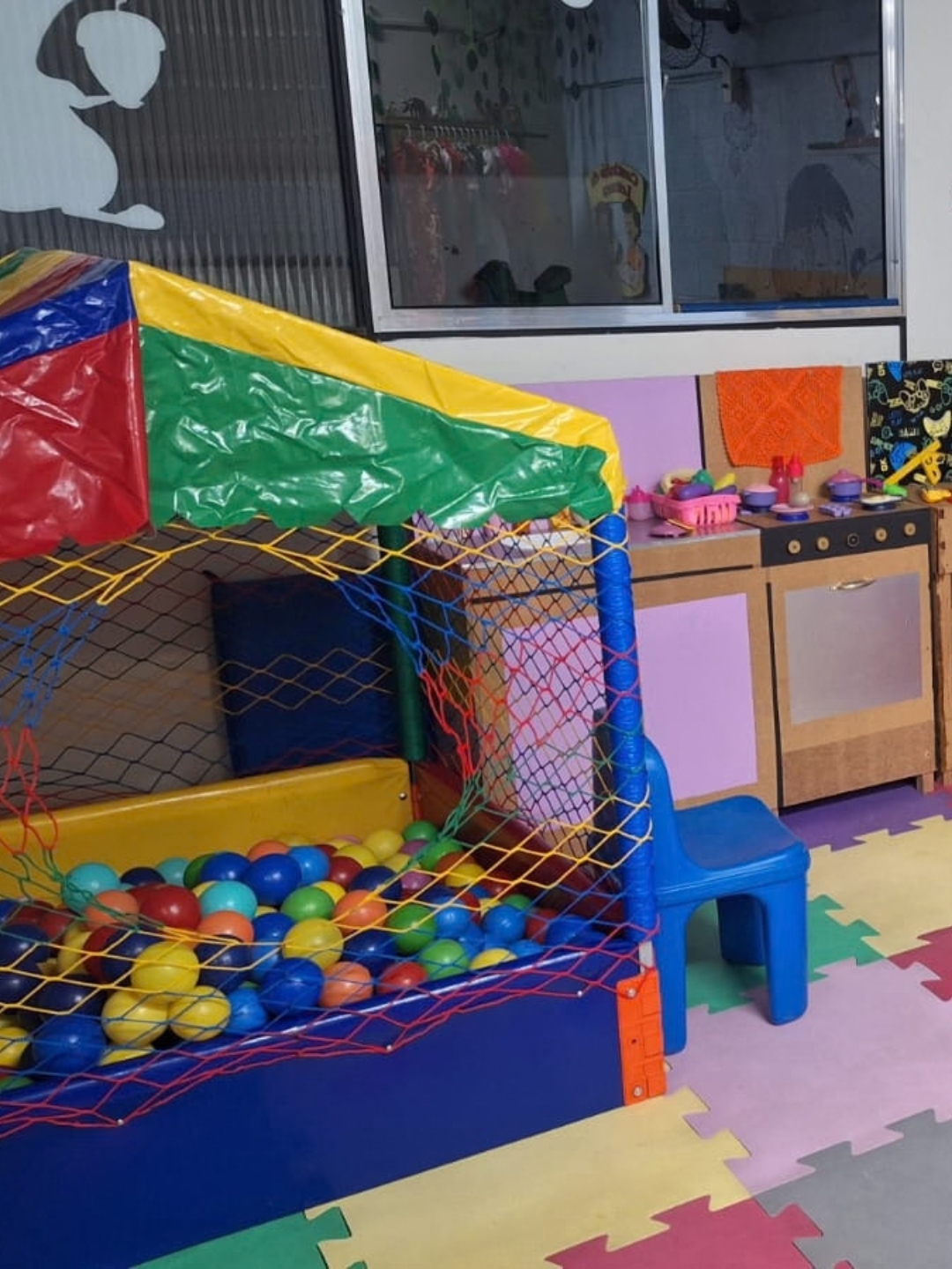 Brinquedoteca com piscina de bolinhas
